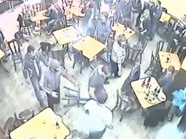 Группа во главе с мужчиной в футболке "Чечня" избила посетителей кемеровского кафе