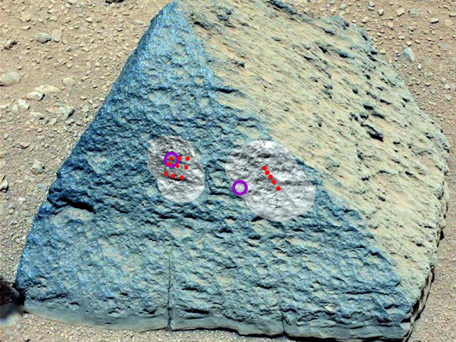 Curiosity сначала взял в роботизированную руку довольно крупный камень, размером с футбольный мяч. После чего с помощью лазера и химического спектроскопа снял пробы, выстрелив и расплавив небольшую часть породы