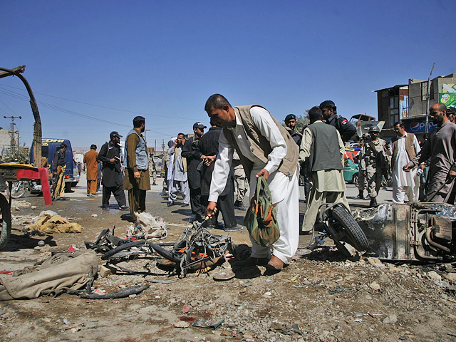 На северо-западе Пакистана на воздух взлетел автомобиль, начиненный мощной взрывчаткой, погибли 15 человек, еще не менее 30 были ранены