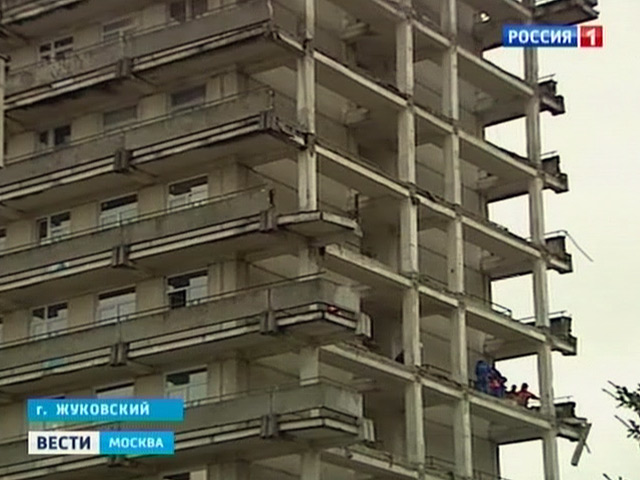 В подмосковном Жуковском на территории Центральной клинической больницы на улице Чкалова произошло обрушение внешних балконов