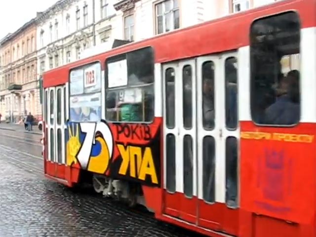 Во Львове 70-летие УПА отметили катанием в "повстанческом трамвае" 