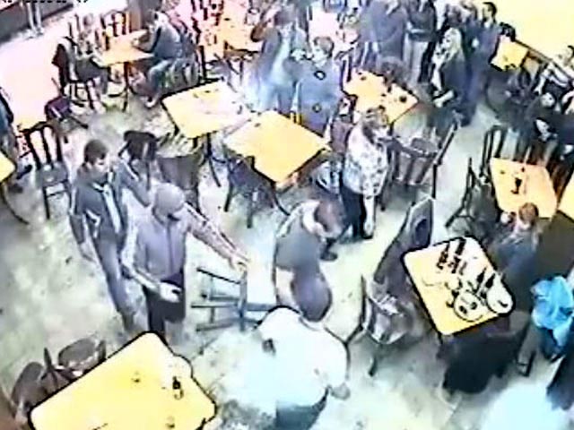 Инцидент в кемеровском кафе "Щепка", которое в начале месяца подверглось налету со стороны полутора десятков молодых людей, обрастает подробностями. Появились первые версии того, что стало причиной происшествия