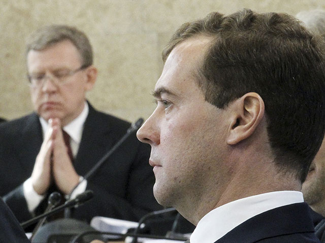 Премьер России Дмитрий Медведев встретился в рамках одного мероприятия с бывшем вице-премьером Алексеем Кудриным - впервые с момента публичной размолвки и отставки последнего