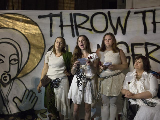 Четыре активистки общественного движения Occupy London приковали себя цепями к кафедре собора Святого Павла в Лондоне