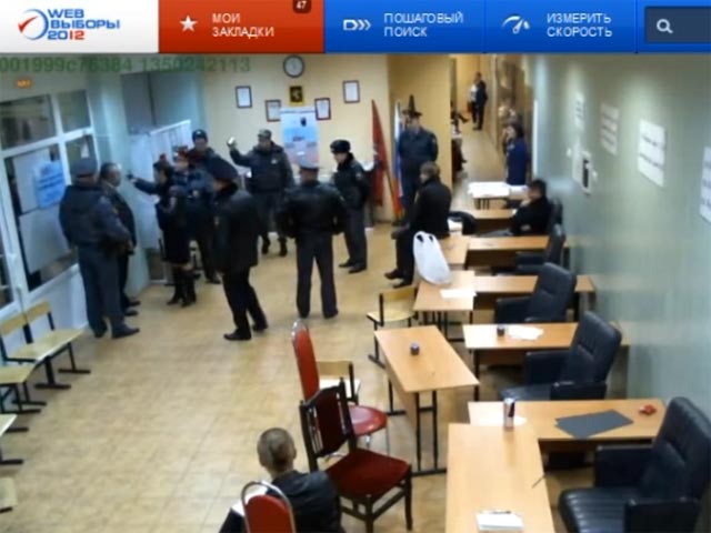 В Рунете активно обсуждается фрагмент видеозаписи с камеры наблюдения на одном из участков в Химках, откуда перед подсчетом голосов были удалены 19 наблюдателей