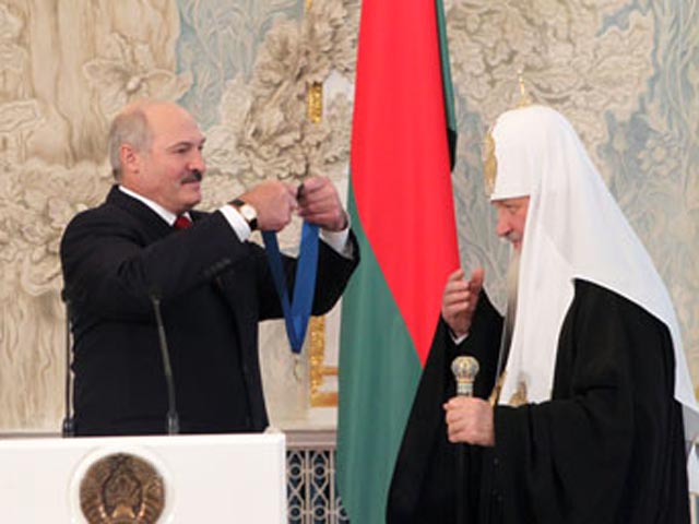 Лукашенко наградил патриарха Кирилла орденом