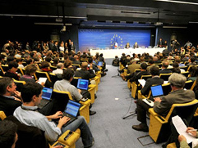 Совет министров иностранных дел ЕС на заседании в Люксембурге в понедельник принял очередной, уже 19-й по счету (начиная с весны 2011 года) пакет санкций против Сирии, а также высказался за введение дополнительных санкций против Ирана
