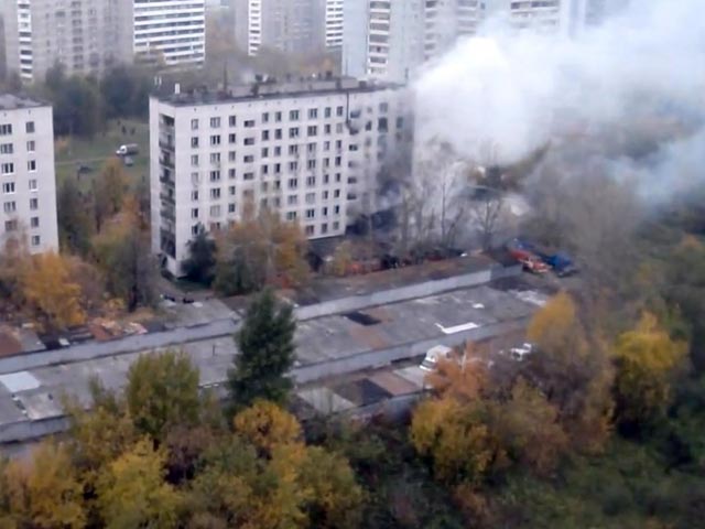 Серьезный пожар произошел в административном здании на юго-востоке Москвы, в котором также находится общежитие, предположительно, нелегальное