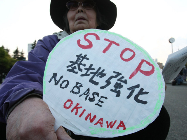 Два американских морских пехотинца арестованы полицией по подозрению в изнасиловании местной девушки на острове Окинава. Министр обороны Японии потребовал детально расследовать инцидент
