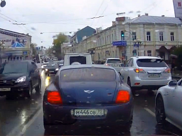 Сотрудники ГИБДД оштрафовали всех участников свадебного кортежа, которые нарушали правила дорожного движения в центре Томска