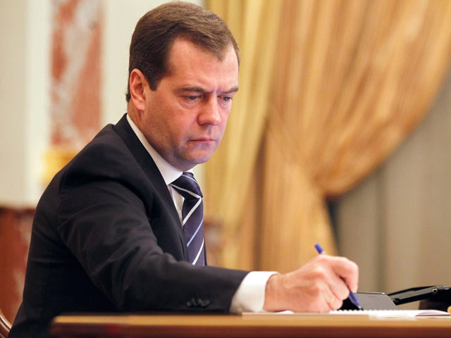 Премьер-министр РФ Дмитрий Медведев подписал в среду постановление о переносе выходных дней в 2013 году