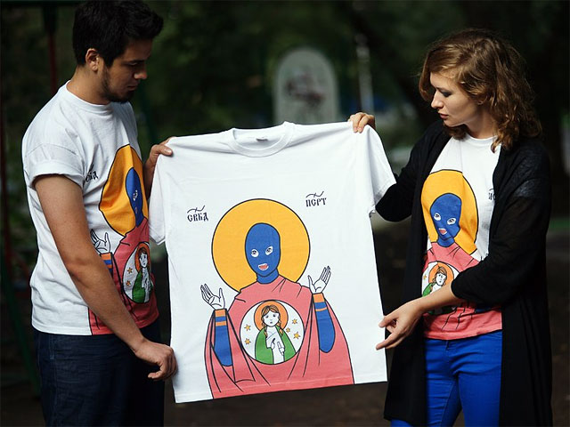 Поводом для разбирательства стал "контрольная закупка" полицейскими у художника футболок с "иконой", изображающей осужденных участниц панк-группы Pussy Riot