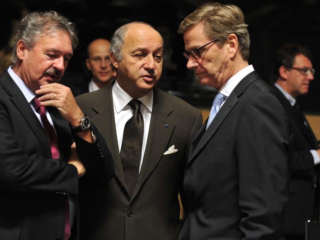 Министры иностранных дел Люксембурга Жан Ассельборн (на фото - слева), Франции Лоран Фабиус (в центре) и  Германии Гидо Вестервелле , Люксембург, 15 октября 2012 года