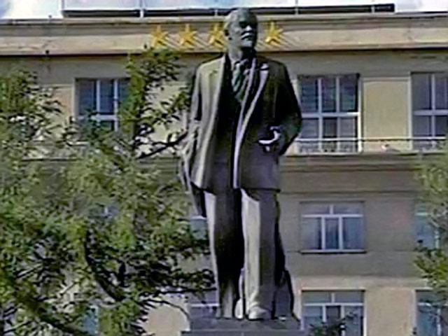 Власти Улан-Батора, как и собирались, демонтировали памятник Ленину, который простоял в центре города почти 60 лет