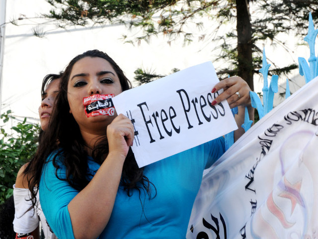 В Тунисе проходит массовая забастовка журналистов. Все национальные средства массовой информации, включая электронные, прекратили свою работу в знак протеста против вмешательства государства в их деятельность