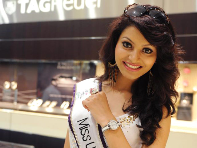 По данным сайта globalbeauties.com, юная победительница конкурса "Мисс Вселенная Индия" Урваши Раутела лишена короны из-за того, что скрыла свой истинный возраст