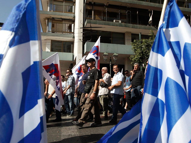 В Греции сегодня уже во второй раз за последние три недели проводится всеобщая забастовка против антикризисных мер правительства, иначе говоря, дальнейшего сокращения зарплат и пенсий