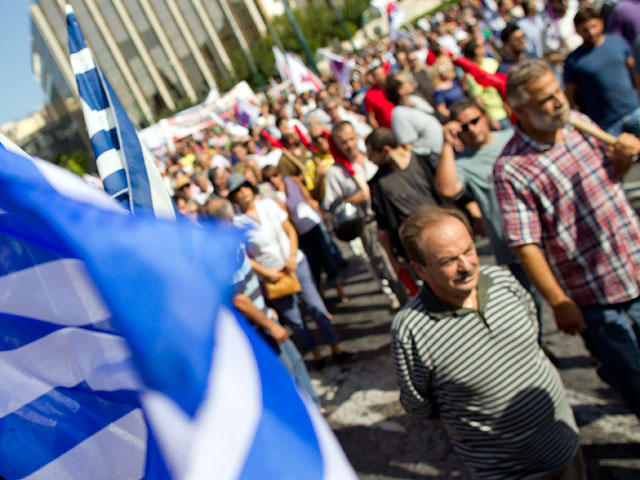 Итоги очередной акции протеста в Греции: пенсионер скончался от инфаркта, несколько человек были ранены, еще свыше 50 - задержаны за нападения на полицейских
