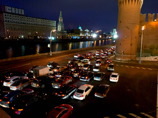 Москва практически встала в пробках вечером в четверг: загруженность дорог в 19 часам достигла девяти баллов из десяти максимально возможных
