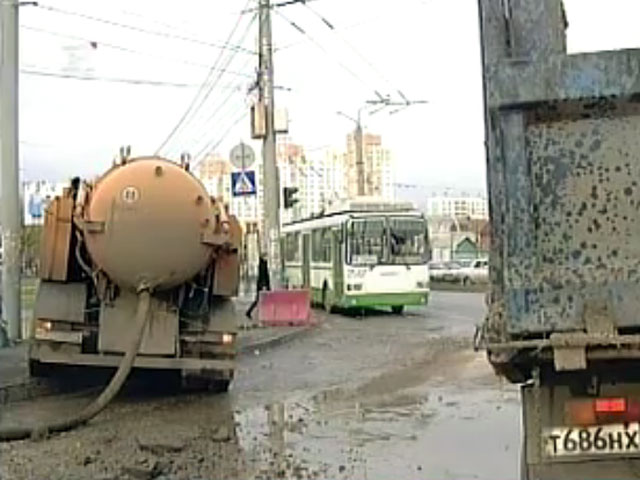 Троллейбус с пассажирами едва не провалился под асфальт в центре Челябинска