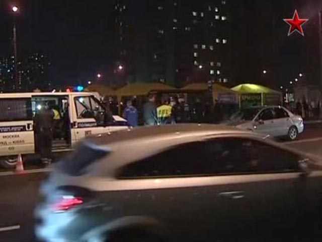 Mitsubishi Lancer врезался в толпу пешеходов на Окской улице