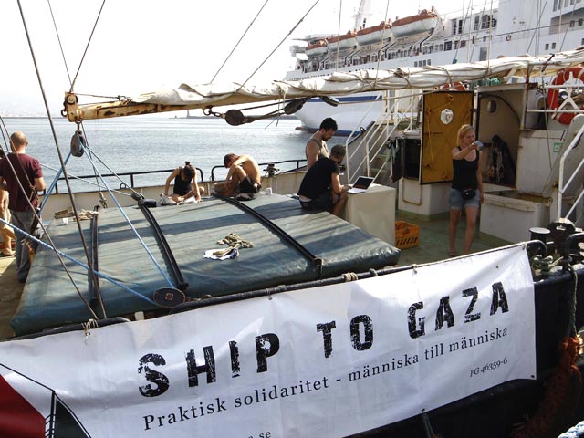 Израильские военные перехватили следовавшее в сектор Газа судно Estelle с пропалестинскими активистами и в настоящее время препровождают его в порт израильского города Ашдод