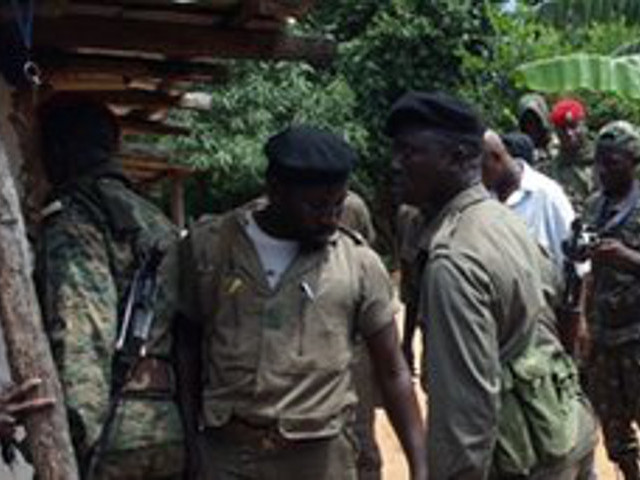 В Гвинее-Бисау семь военнослужащих убиты в результате нападения на казарму спецподразделения "красных беретов". Власти страны сообщили, что нападавшие намеревались совершить государственный переворот