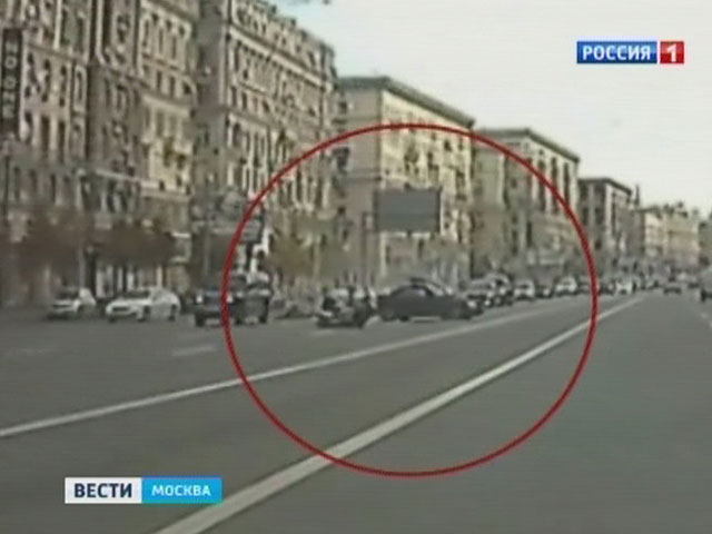 В Сеть попала видеозапись ДТП на Кутузовском, в котором байкер-бизнесмен лишился ноги