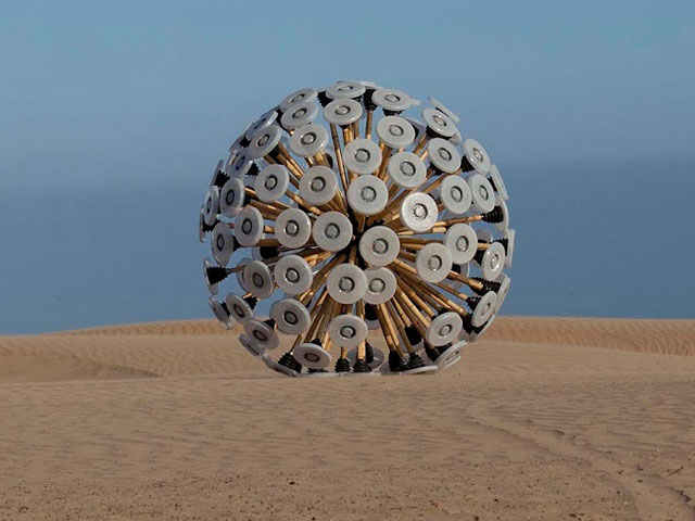 Впечатляющее ВИДЕО: гигантский шар катается по полю, разминируя его