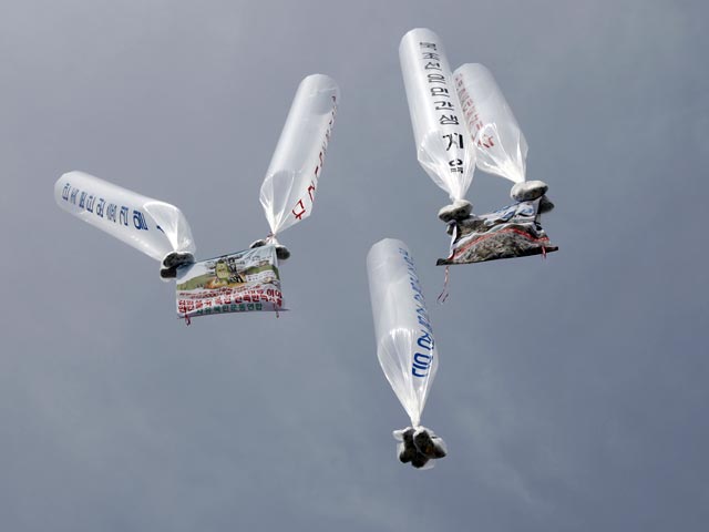 Воздушные шары, несущие на себе примерно 120 тысяч политических листовок, улетели с территории Южной Кореи на территорию КНДР. Акцию подготовили несколько десятков северокорейских беженцев