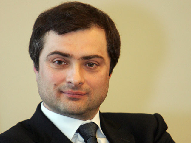 Сурков призвал перестать "терроризировать" чиновников и повысить им зарплату