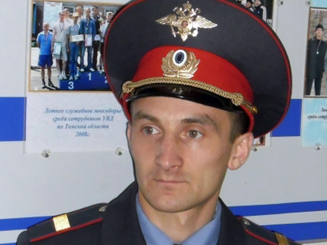 Старший сержант полиции Виталий Воякин в селе Бакчар Томской области вынес из огня пожилую женщину и затем уехал, никому не сказал о своем геройском поступке
