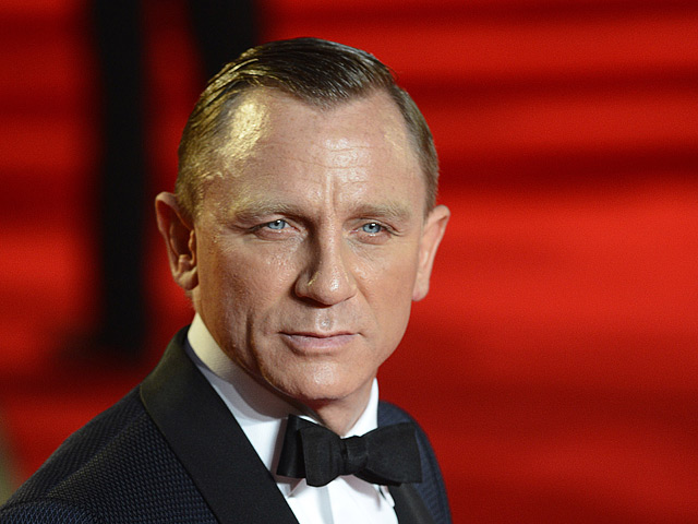 Одним из первых на красную дорожку ступил исполнитель роли агента 007 Дэниел Крейг: "Это просто невероятно, - сказал он. - Это моя третья премьера, и эта - самая лучшая"