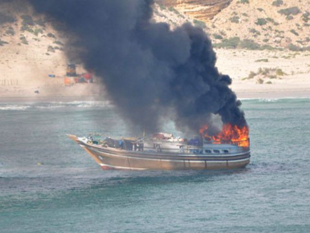 Пираты обстреляли флагман военно-морской группы НАТО у побережья Сомали: голландский фрегат "Роттердам". Ответным огнем один из пиратов был убит, их судно подожжено