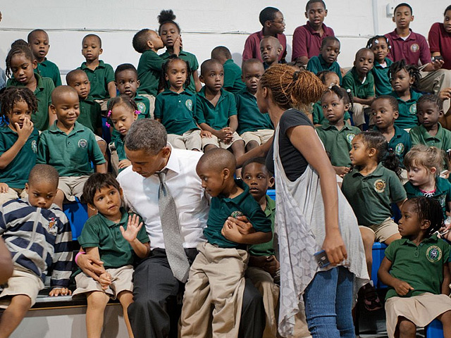 Президент Барак Обама подхватил популярный интернет-тренд по созданию фотобомб: спонтанный снимок главы государства с младшими школьниками оказался "испорчен" мальчиком и девочкой, которые целовались на заднем ряду