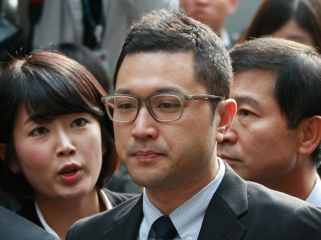 Сын президента Республики Корея Ли Си Хен вернулся домой после 14 часов допроса у независимого прокурора, расследующего скандал, связанный со строительством дома для проживания главы государства по истечении его президентских полномочий