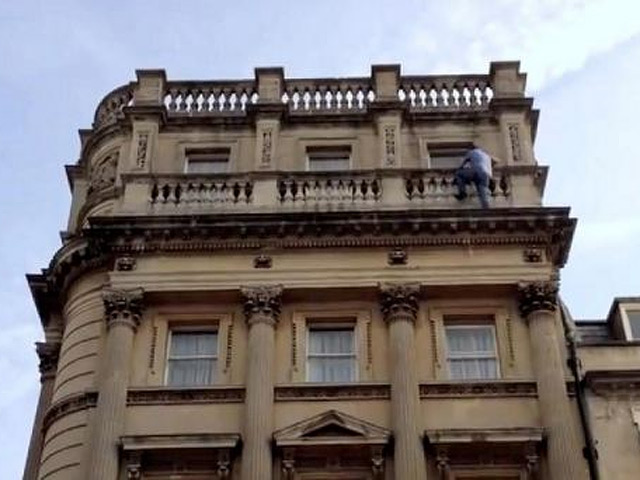 Безрассудный британский мойщик окон попал на видео, быстро завоевавшее популярность в интернете: свидетели запечатлели, как он беспечно ходит по карнизам на высоте третьего этажа и выполняет свою работу