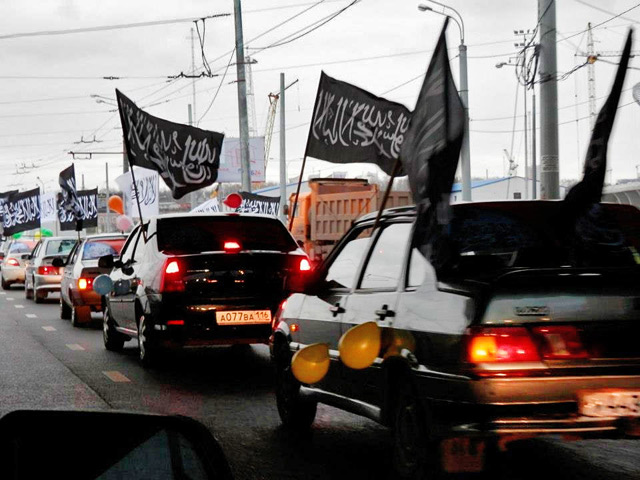 Больше десяти автомобилистов Казани решили отпраздновать мусульманский праздник Курбан-байран автопробегом с флагами Аль-Каиды