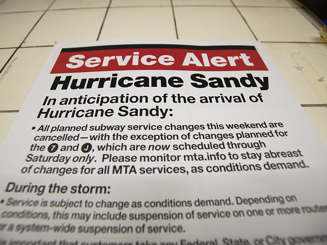 Губернатор штата Нью-Йорк Эндрю Куомо заявил о временном прекращении работы муниципального транспорта в городе Нью-Йорке в связи с приближением урагана "Сэнди"