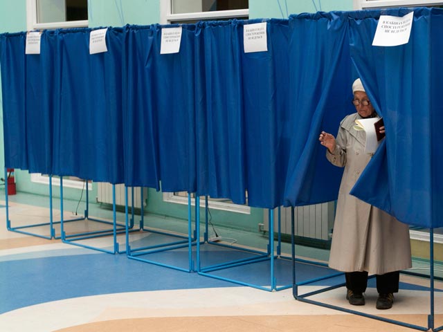 Воскресные выборы на Украине пропустили в Верховную Раду пять партий. После подсчета 28,09% протоколов по партийным спискам лидирует правящая Партия регионов с 36,79% голосов, оппозиционная "Батькивщина" сокращает разрыв, набирая 20,93%