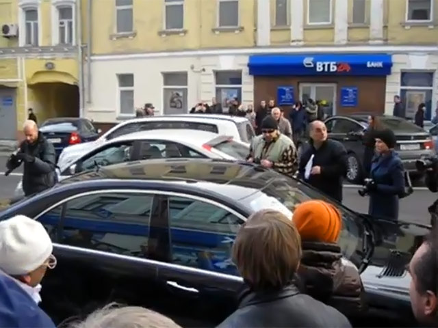 В центре Москвы в минувшую субботу Mercedes с высокопоставленным пассажиром в нарушение правил дорожного движения выехал на встречную полосу для общественного транспорта, но был замечен там участниками акции оппозиции