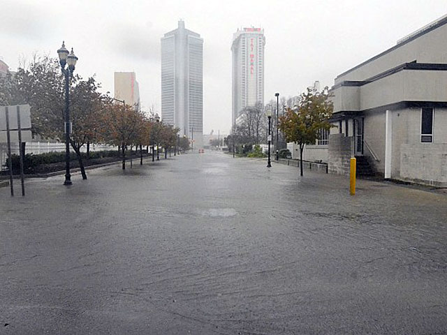 Как передает ИТАР-ТАСС, практически полностью затоплена "игорная столица" Восточного побережья страны - знаменитый Атлантик-Сити