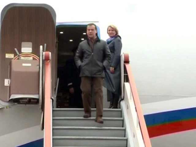Самолет с Медведевым не рискнули сажать в Москве при плохой погоде, премьер отправился в Петербург
