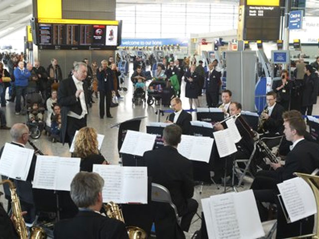 	Лондонский филармонический оркестр развлекал застрявших из-за урагана пассажиров мелодиями из Бондианы