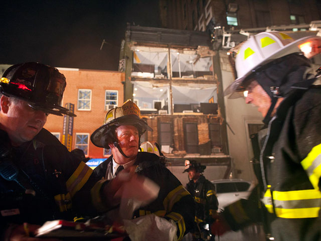 В затопленном Нью-Йорке вспыхнул мощный пожар, уничтоживший 50 домов