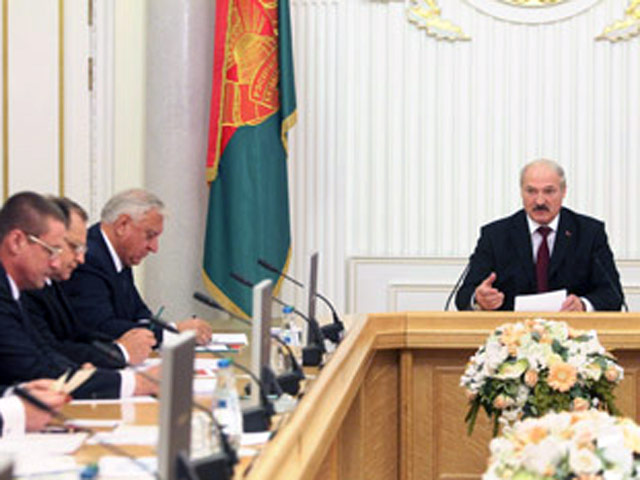 Генеральная прокуратура Белоруссии отказалась возбудить уголовное дело в связи с тем, что президента страны Александра Лукашенко пытались соблазнить "откатом" в размере 5 млрд долларов за приватизацию "Беларуськалия"