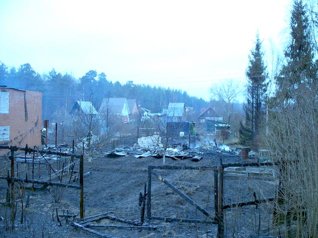 Огонь перекинулся на садовое товарищество "Алмаз-1", там загорелись 10 частных домов