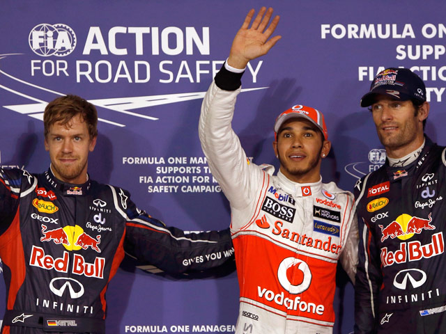 Британец Хэмилтон(на фото-в центре) выиграл квалификацию Гран-при Абу-Даби