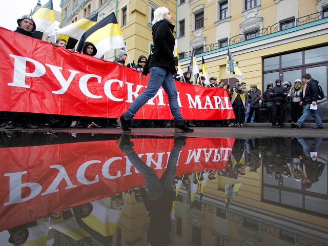 "Русский марш", начинающийся в центре Москвы впервые за четыре года, собирается начать организованное шествие