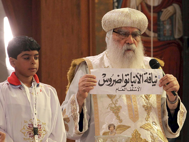 По традиции, бумажку с именем нового патриарха Александрийского и Всей Африки извлек из серебряной чаши мальчик с завязанными глазами